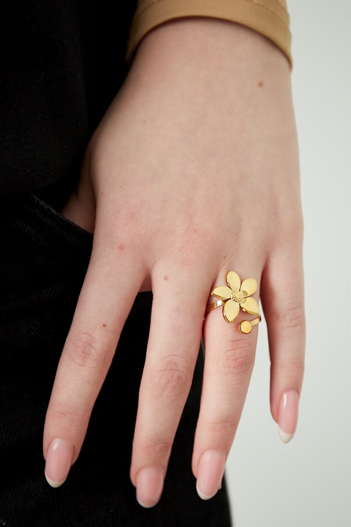 Ring met bloem en bolletje