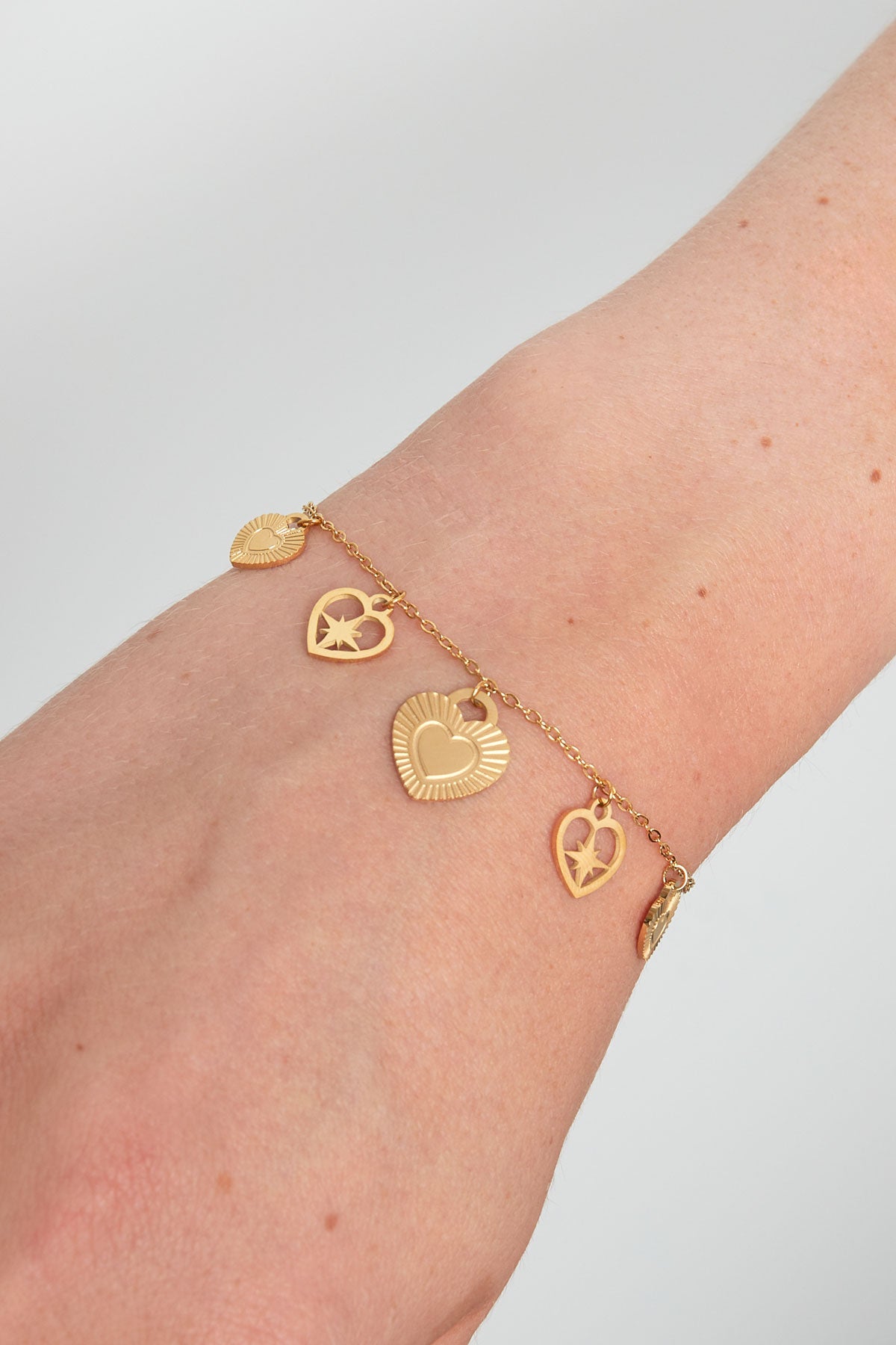 Armband met hartjes bedels