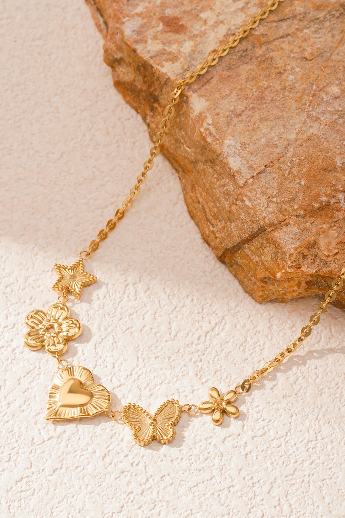 Ketting met verschillende bedels