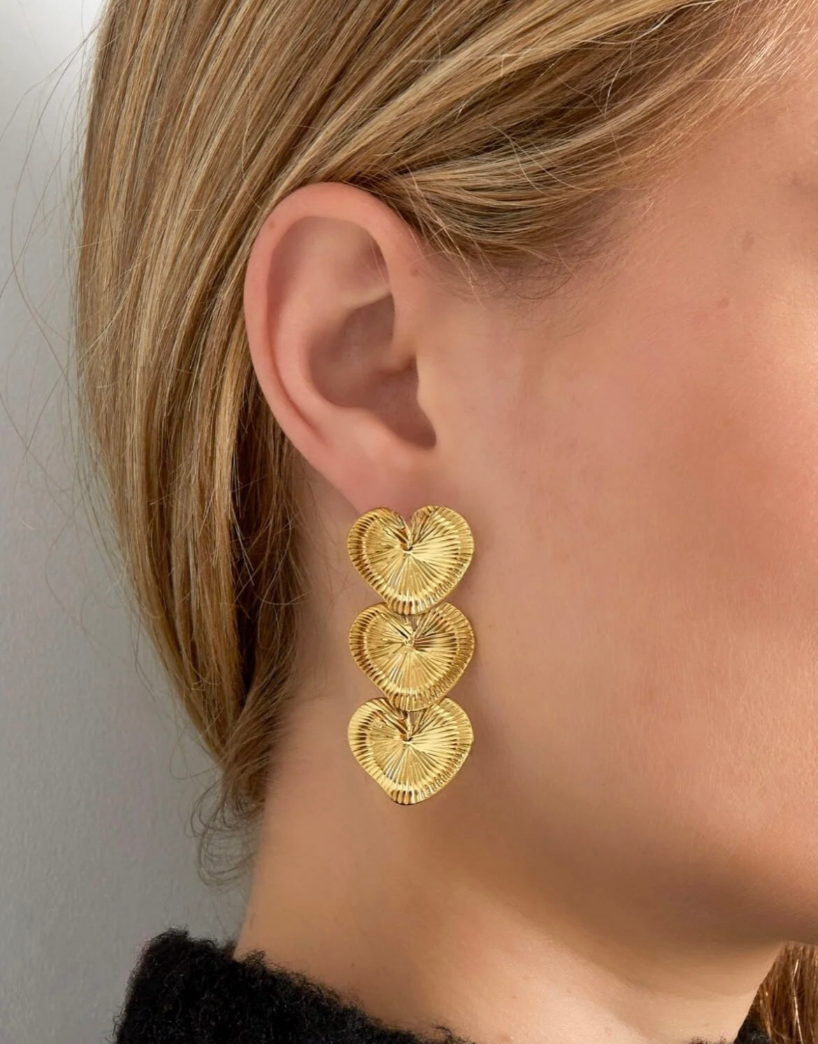 Triple Hearts - Oorbellen met drie hartjes onder elkaar
