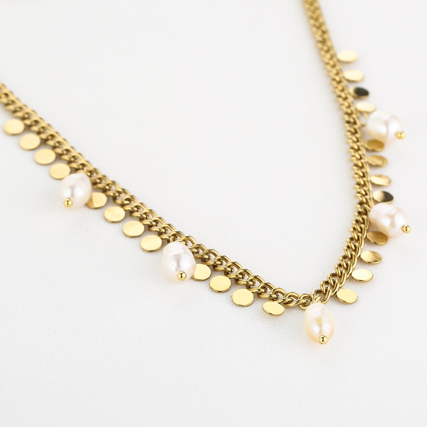 Ketting met muntjes en parels