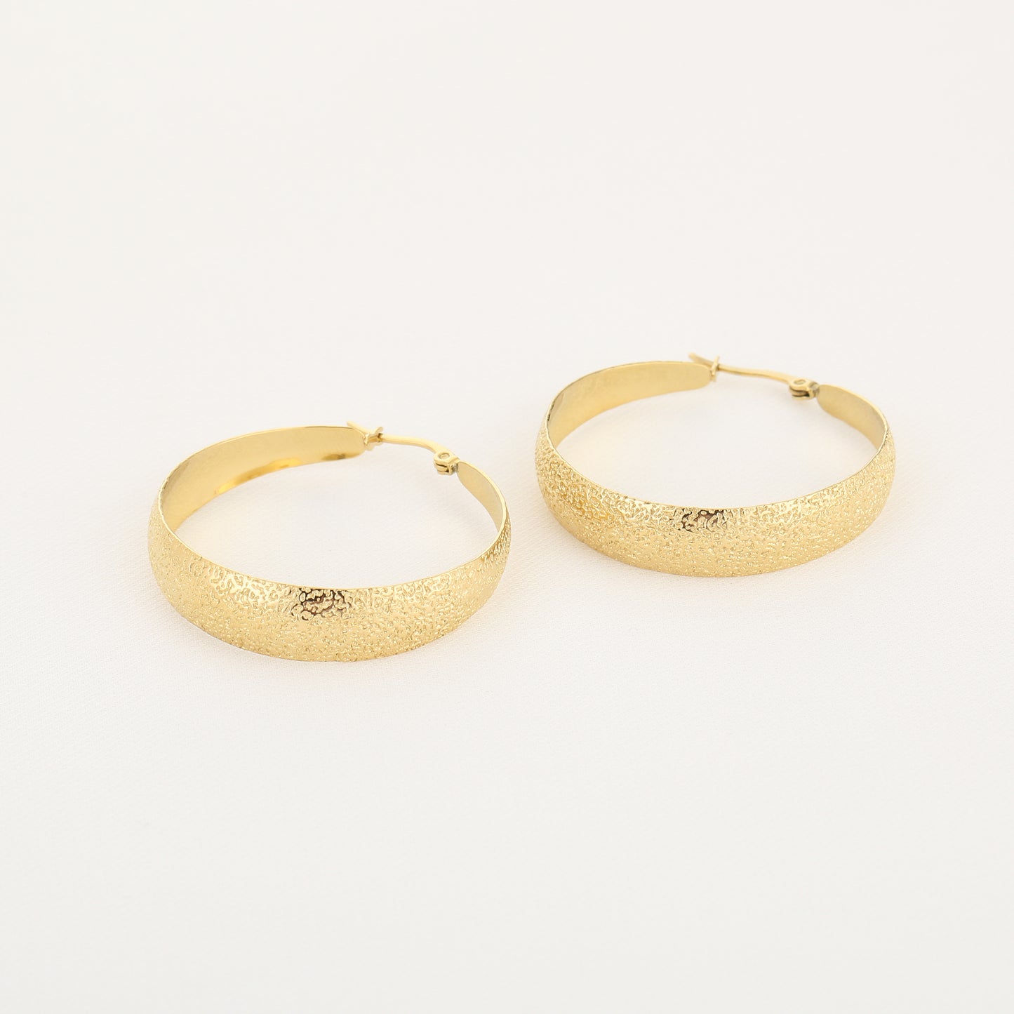 Dailey Shine - Brede gouden hoops