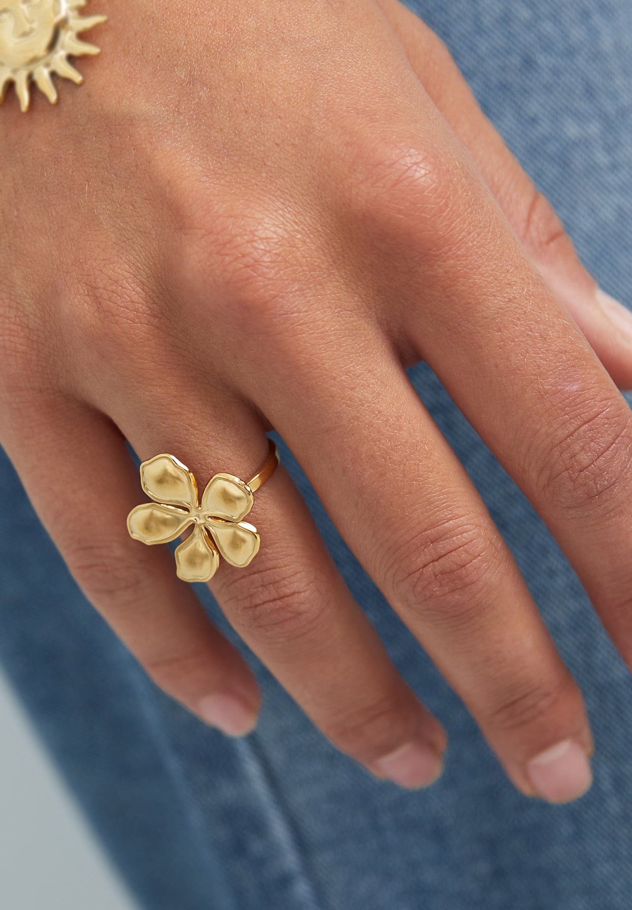 Ring met grote bloem