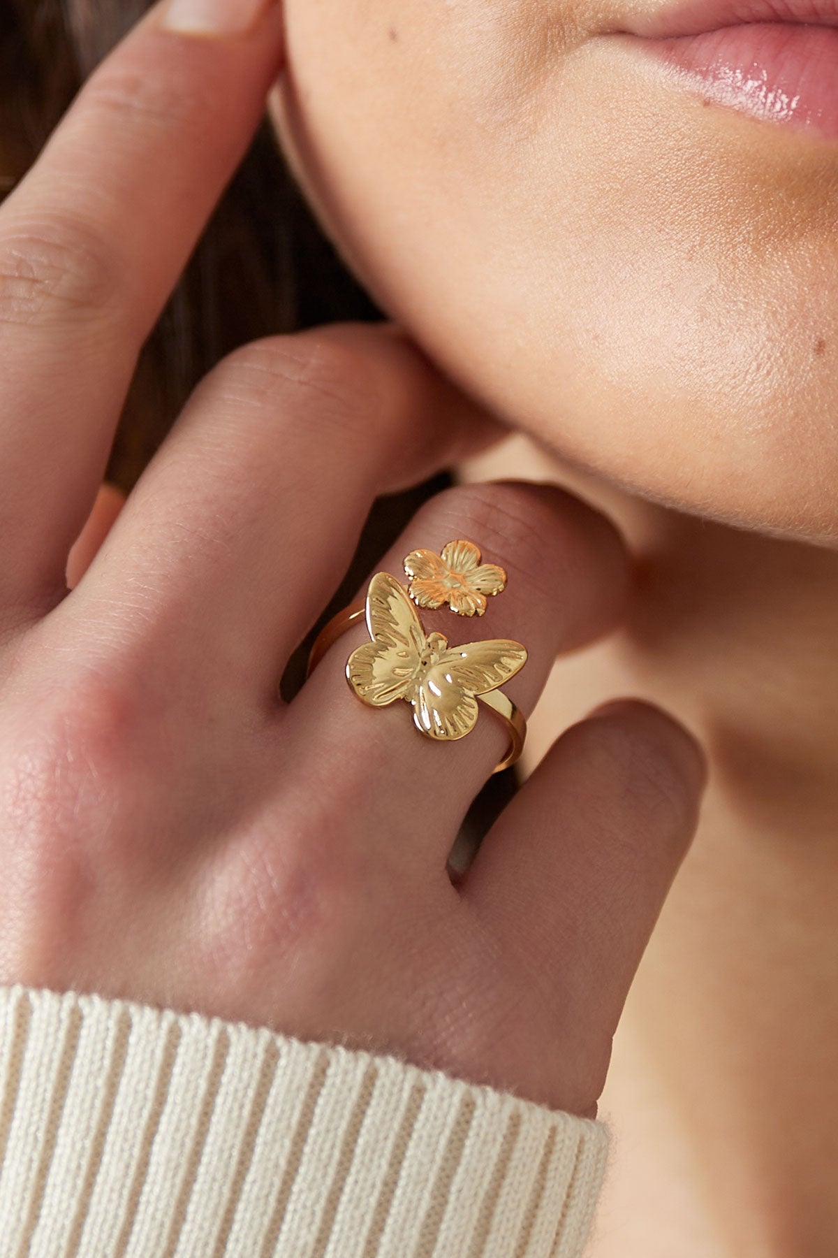 Ring met bloem en vlinder