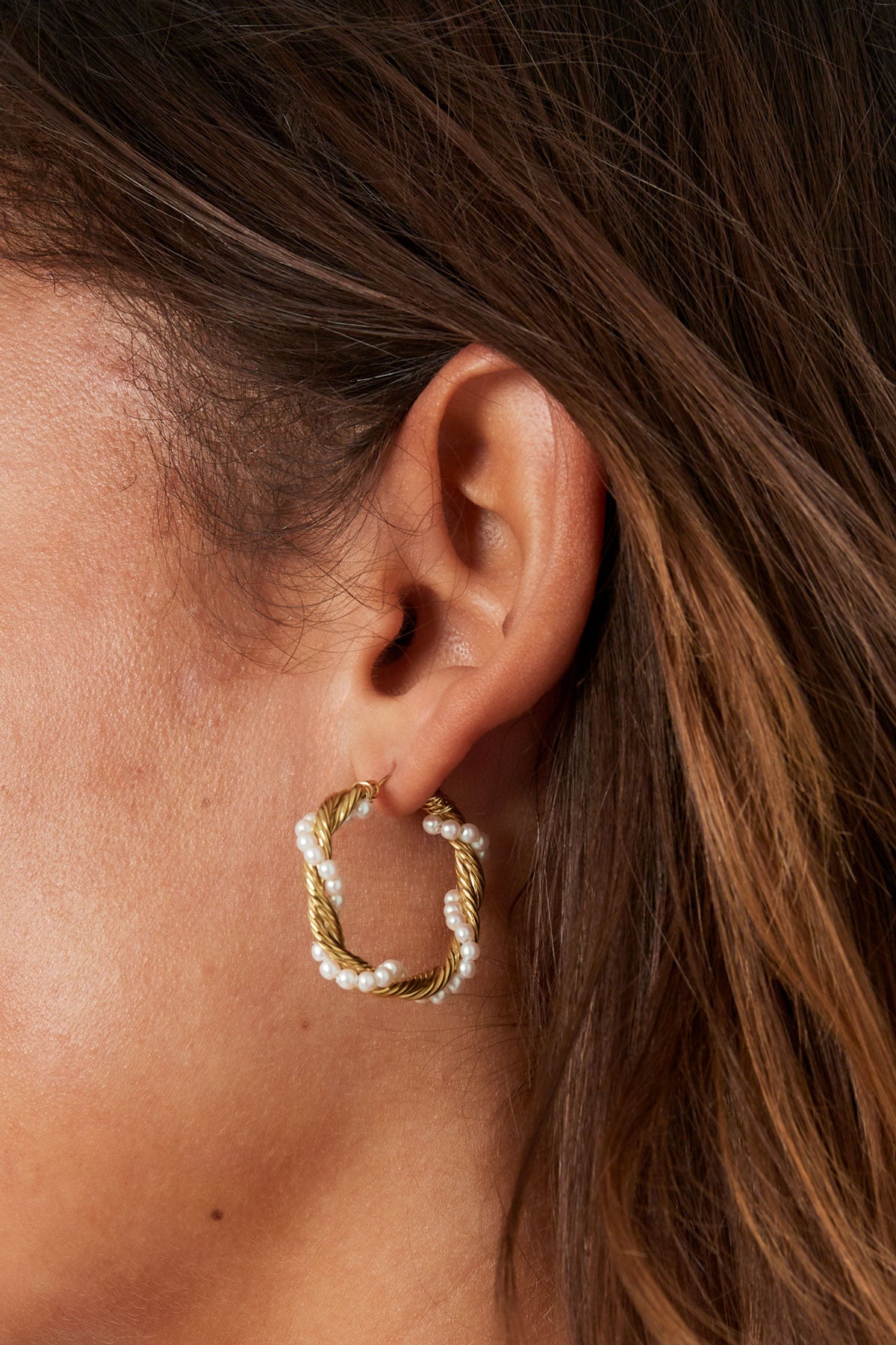 Twist & Pearl - Gouden hoops met pareltjes