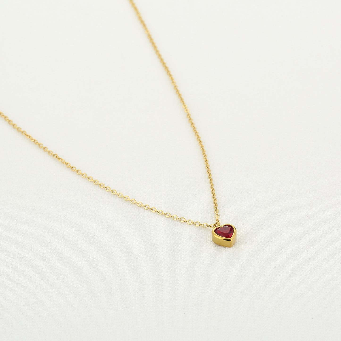 Hartjes ketting met rood steentje