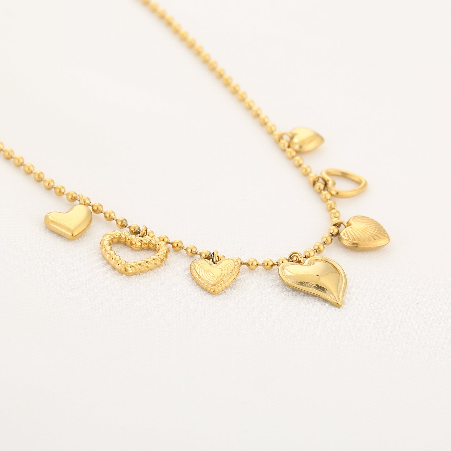 Ketting met hartjes bedels