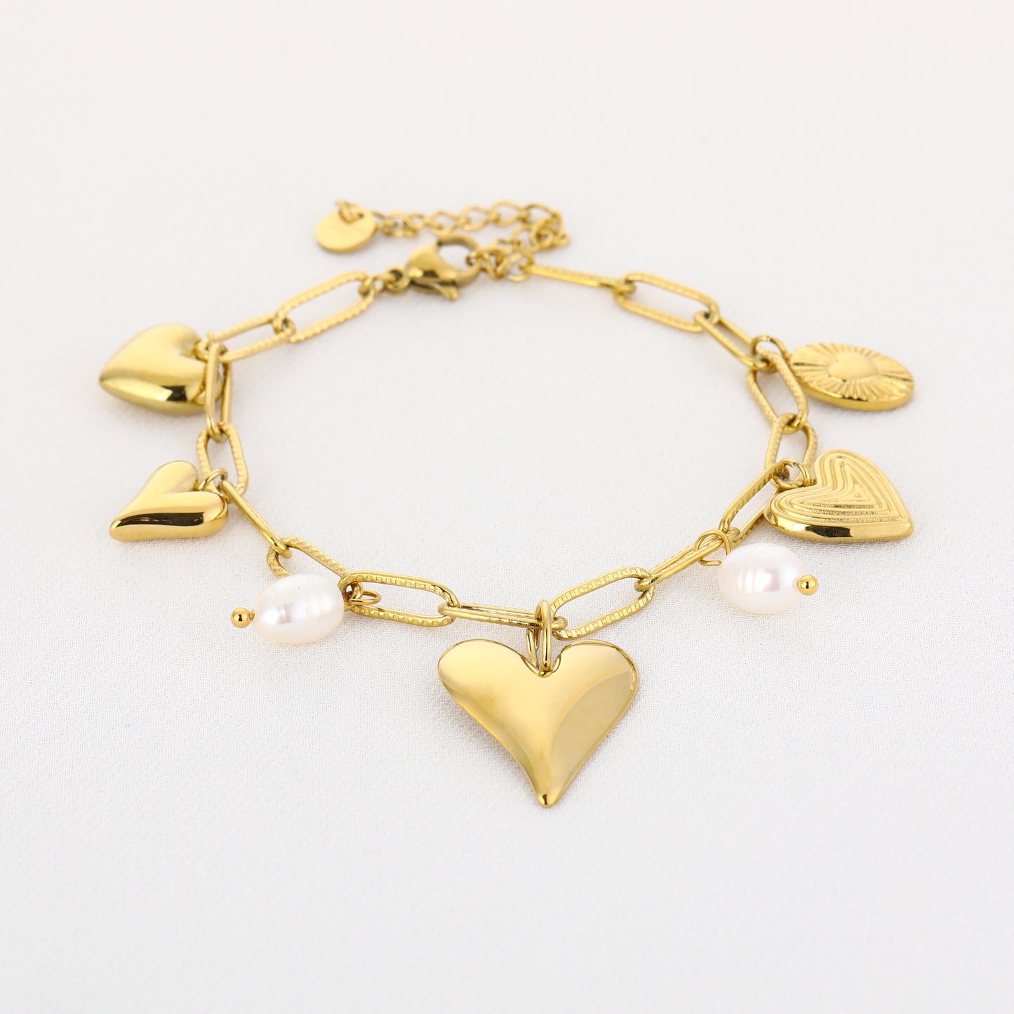 Armband met hartjes bedels en parels