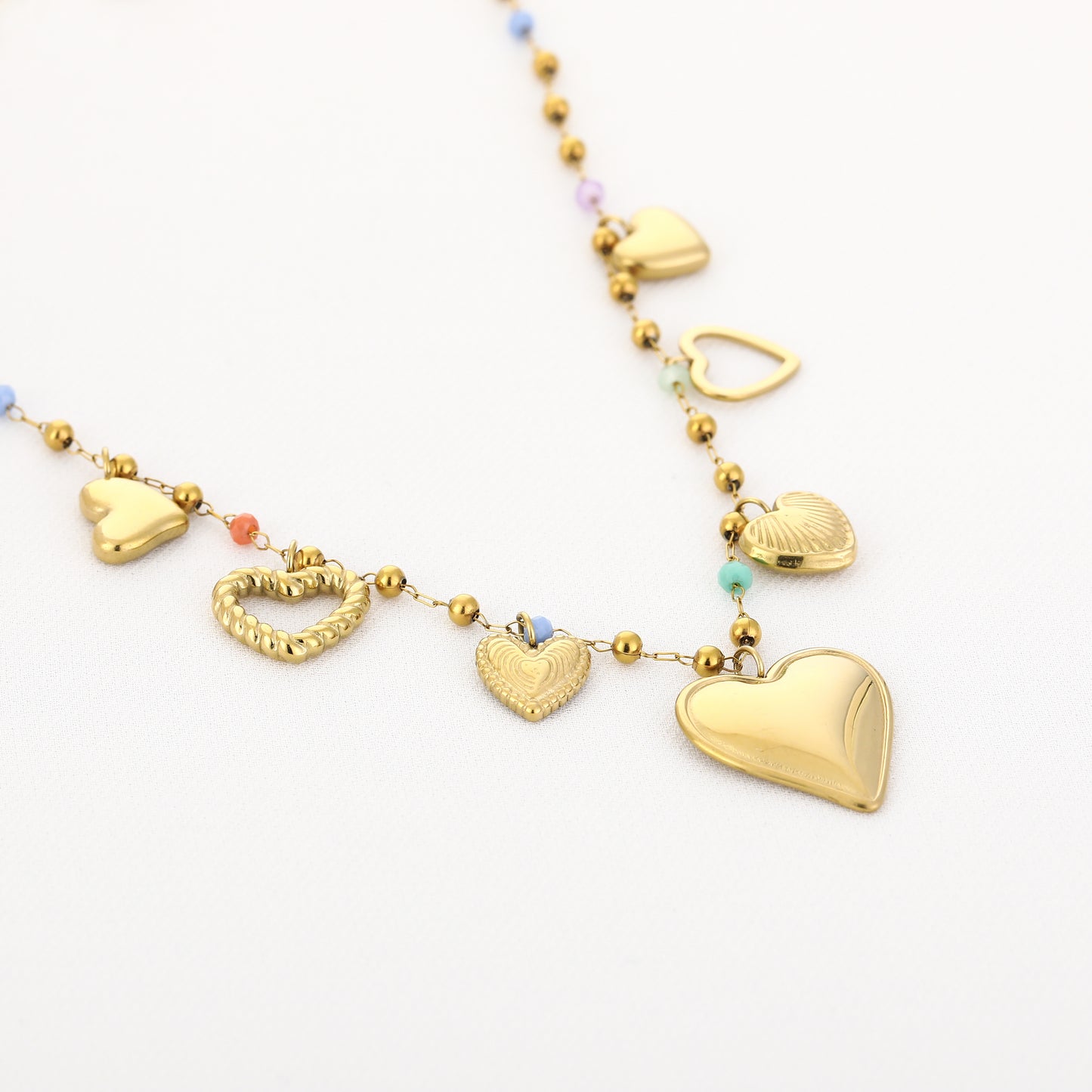 Ketting met hartjes en gekleurde steentjes