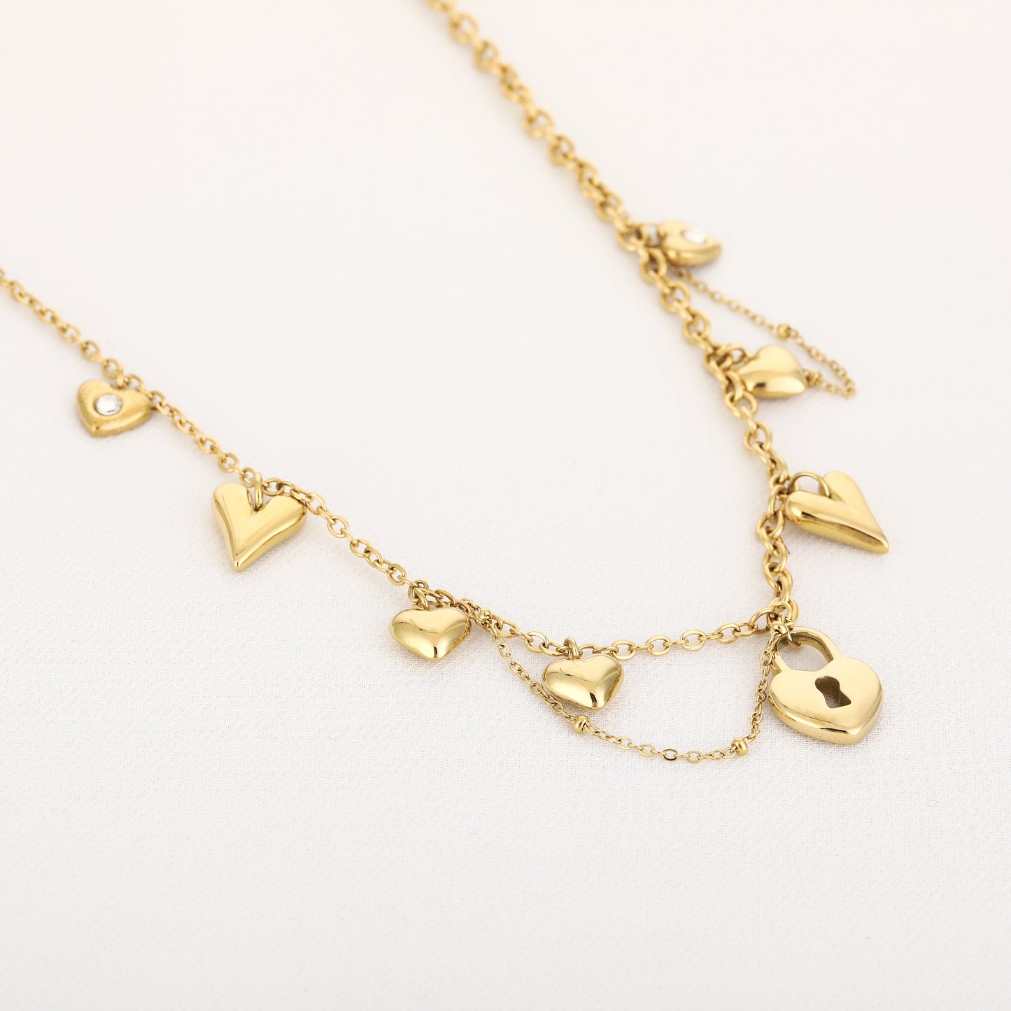 Ketting met hartjes bedels