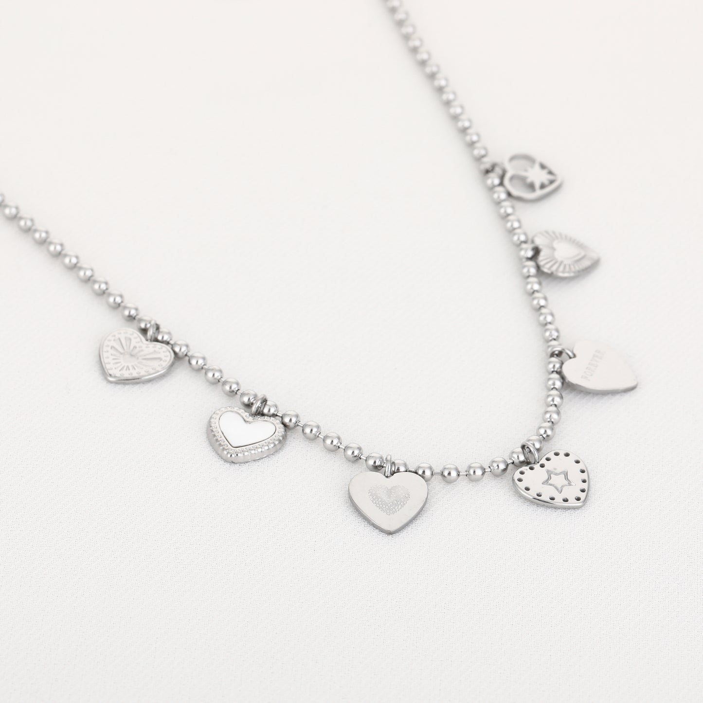 Ketting met hartjes bedels