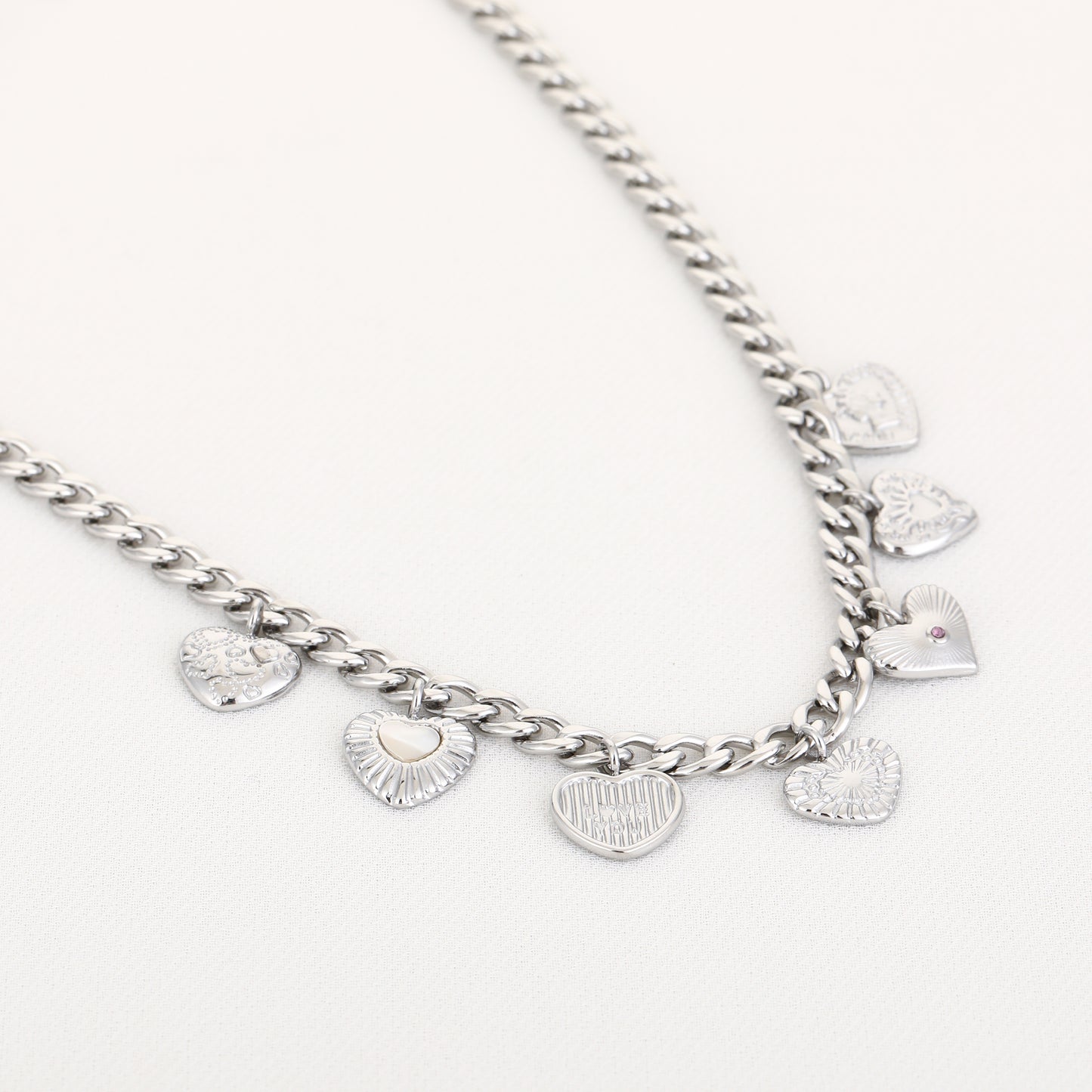 Ketting met hartjes bedeltjes
