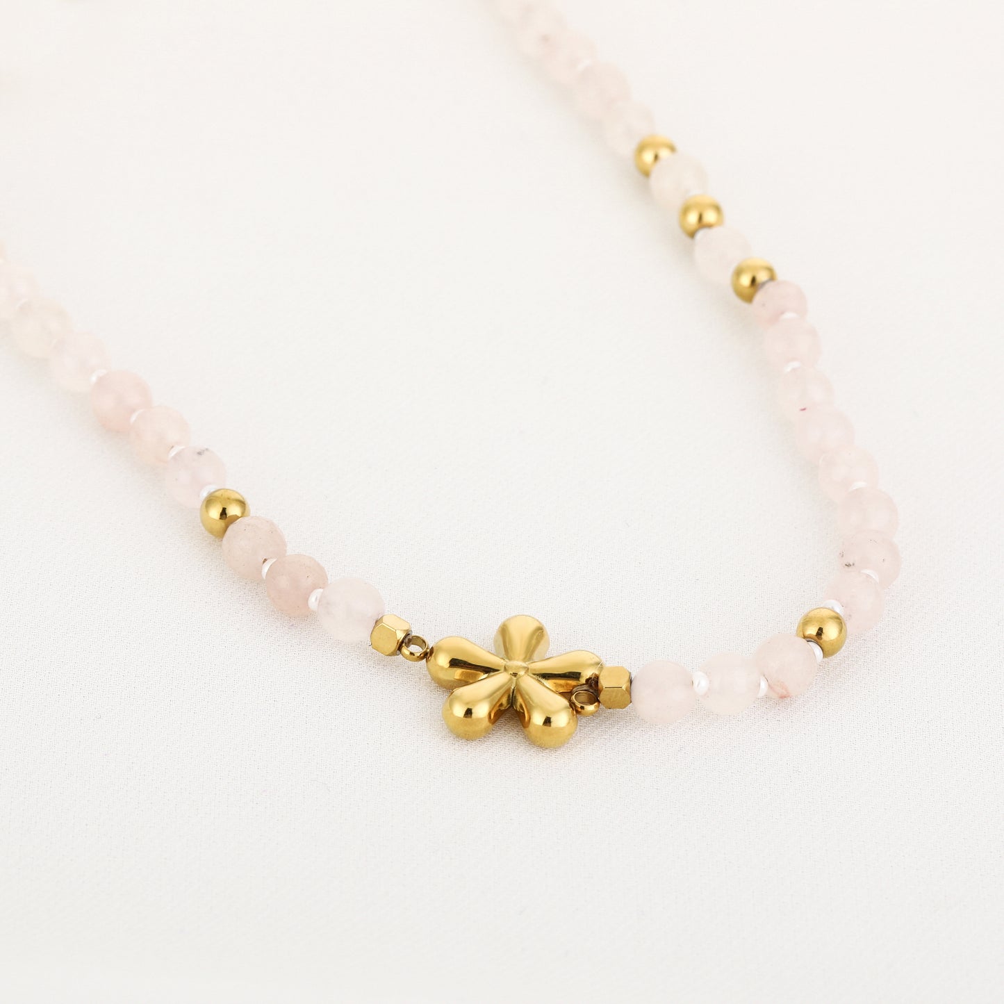 Ketting met kralen en bloem