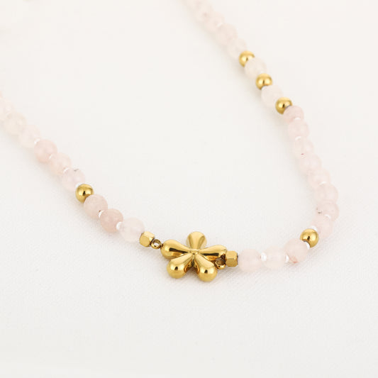 Ketting met kralen en bloem