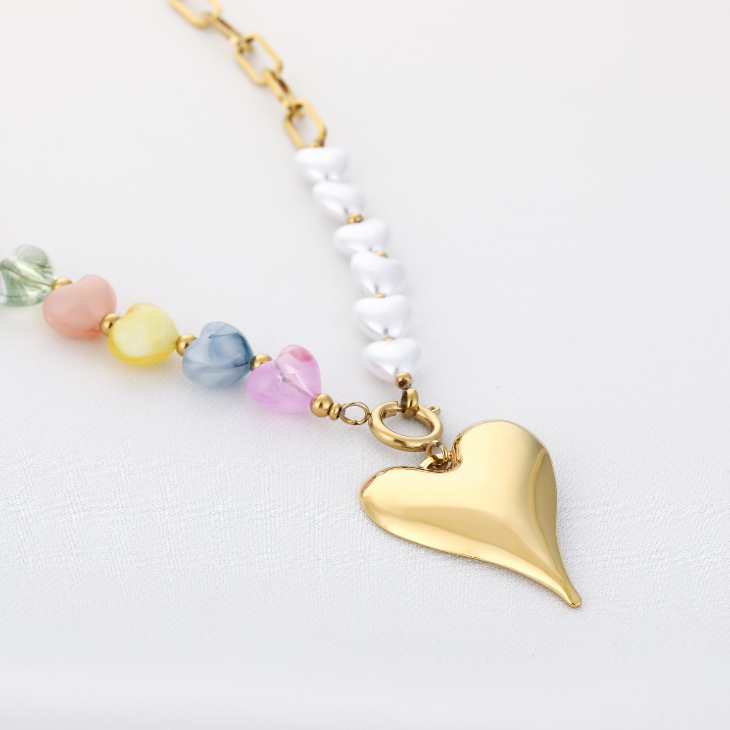 Ketting met gekleurde hartjes