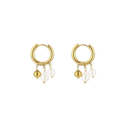 Oorbel met balletje en parels